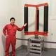 Atsushi Shimizu ante un modelo de sus turbinas. Imagen: Challenergy